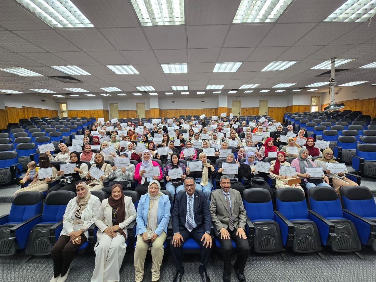 المعهد العالي للخدمة الاجتماعية بالإسكندرية يكرّم 100 من أوائل طلابه تقديرًا للتميز والتفوق